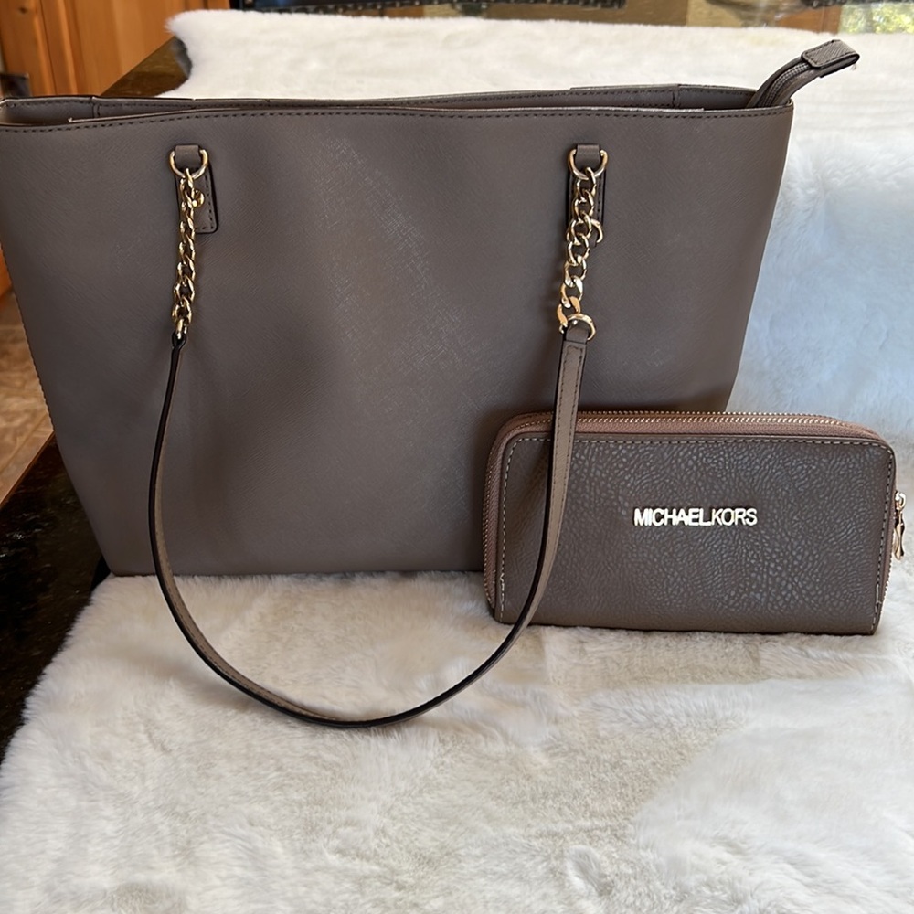 Large Tote and matching wallet EUC